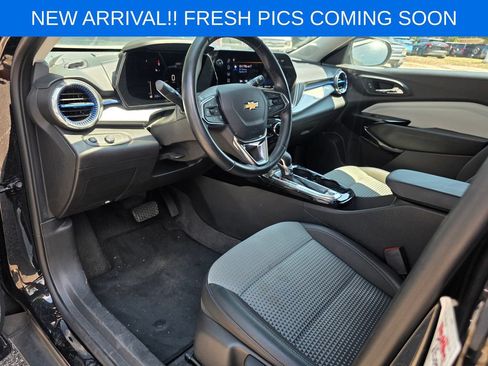Used 2025 Chevrolet Trax LT w/ LT Convenience Package FWD image 8