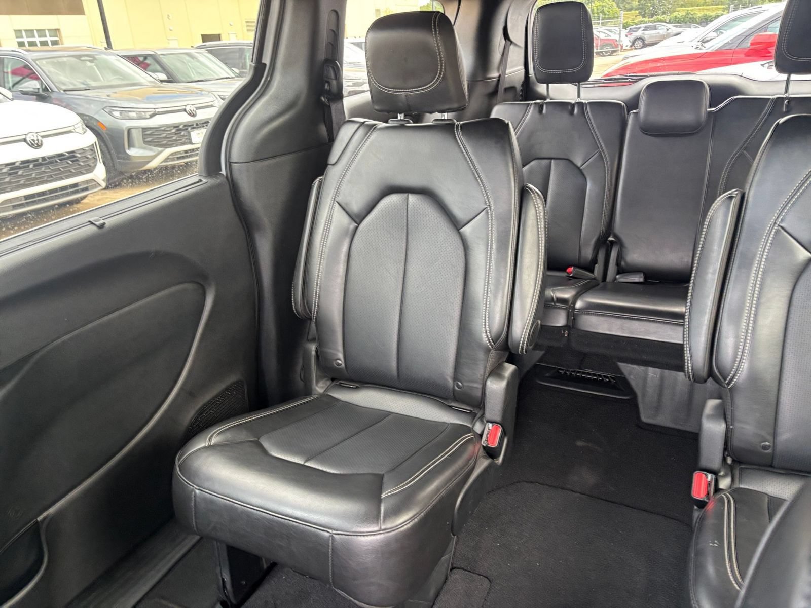 Used 2025 Chrysler Pacifica Select FWD image 41