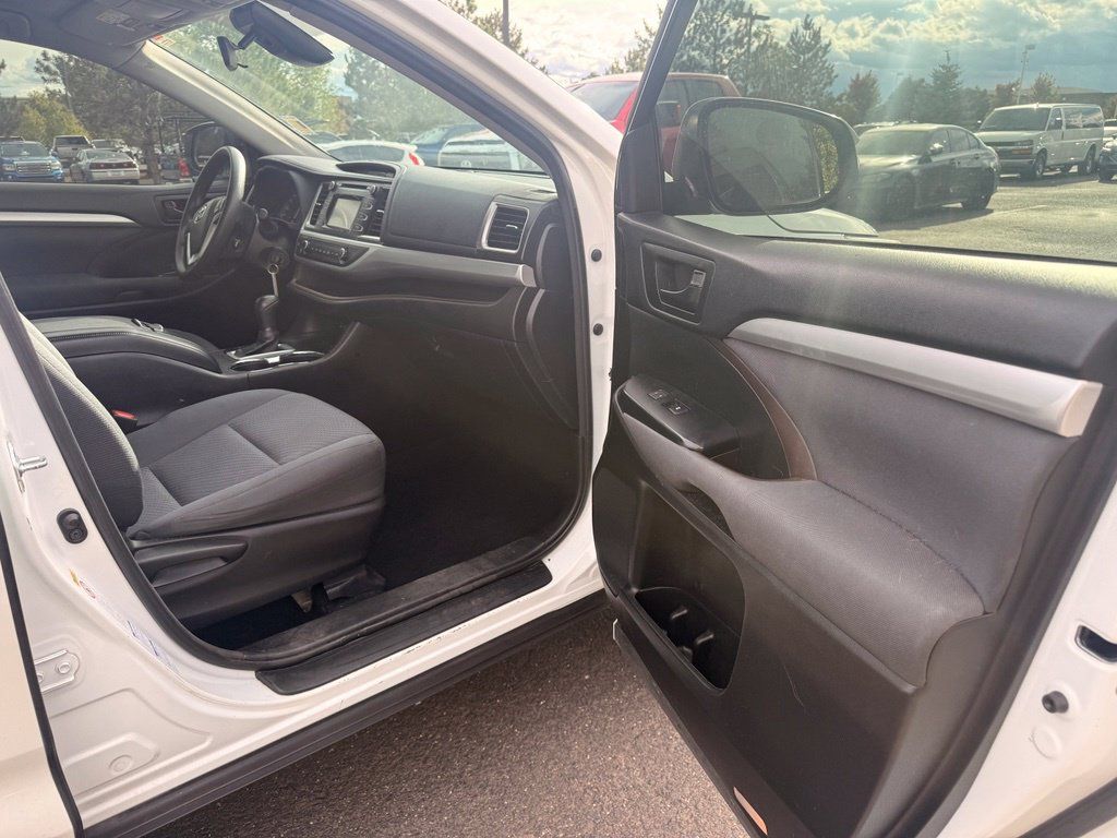 Used 2017 Toyota Highlander LE w/ Carpet Mat Package AWD/4WD image 9