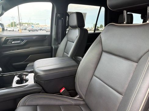 Used 2025 GMC Yukon Elevation w/ LPO, Elevation Black Package AWD/4WD image 13