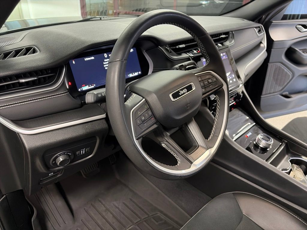 Certified 2024 Jeep Grand Cherokee Altitude AWD/4WD image 17