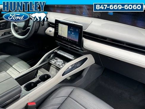 Used 2024 Lincoln Nautilus Reserve AWD/4WD image 9