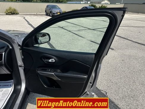 Used 2019 Jeep Cherokee Limited AWD/4WD image 39