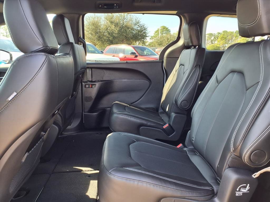 New 2026 Chrysler Pacifica Select FWD image 8