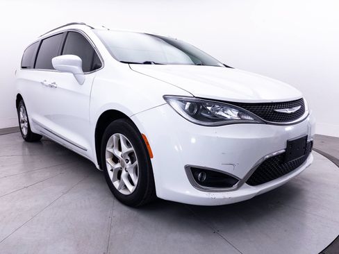 Used 2017 Chrysler Pacifica Touring-L w/ Tire & Wheel Group FWD image 9