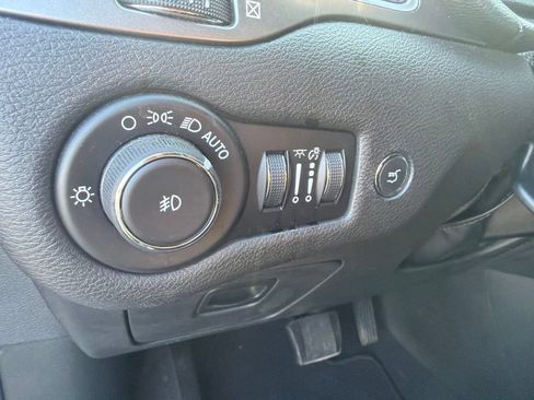 Used 2019 Jeep Cherokee Limited AWD/4WD image 16