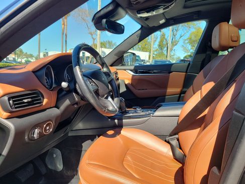 Used 2018 Maserati Levante image 12