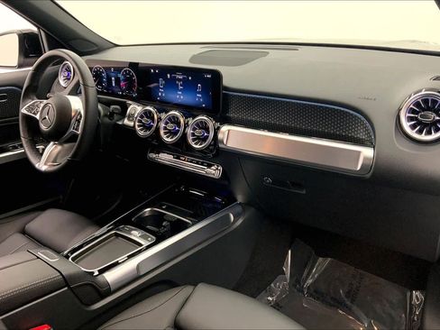 Used 2025 Mercedes-Benz GLB 250 image 10
