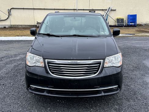 Used 2013 Chrysler Town & Country Touring image 3