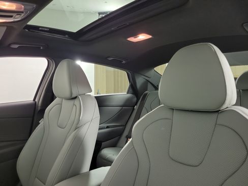 New 2025 Hyundai Elantra Limited image 27