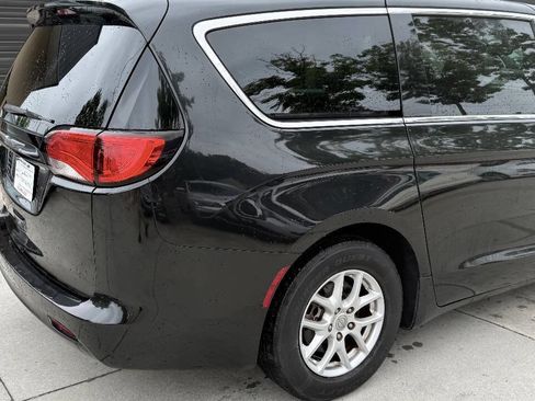 Used 2017 Chrysler Pacifica Touring FWD image 20