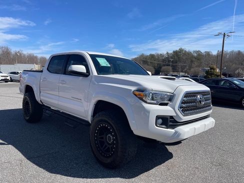 Used 2017 Toyota Tacoma TRD Sport image 7