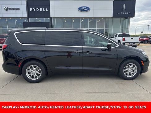 New 2026 Chrysler Pacifica Select image 2