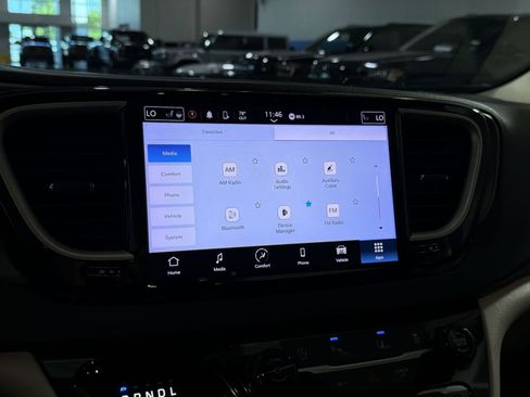 Used 2023 Chrysler Pacifica Touring-L FWD image 23