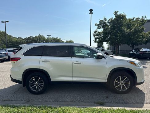 Used 2019 Toyota Highlander XLE AWD/4WD image 4