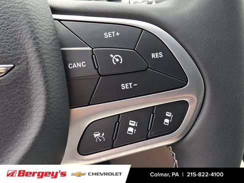 Used 2023 Chrysler Pacifica Touring-L FWD image 25