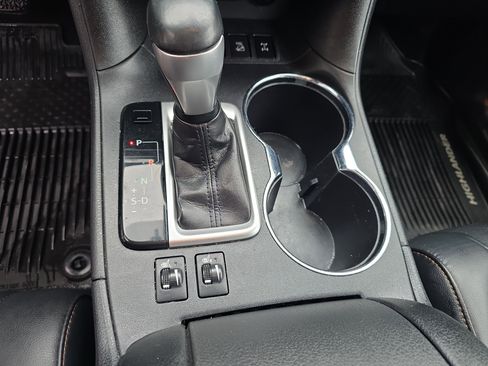 Used 2019 Toyota Highlander XLE image 26