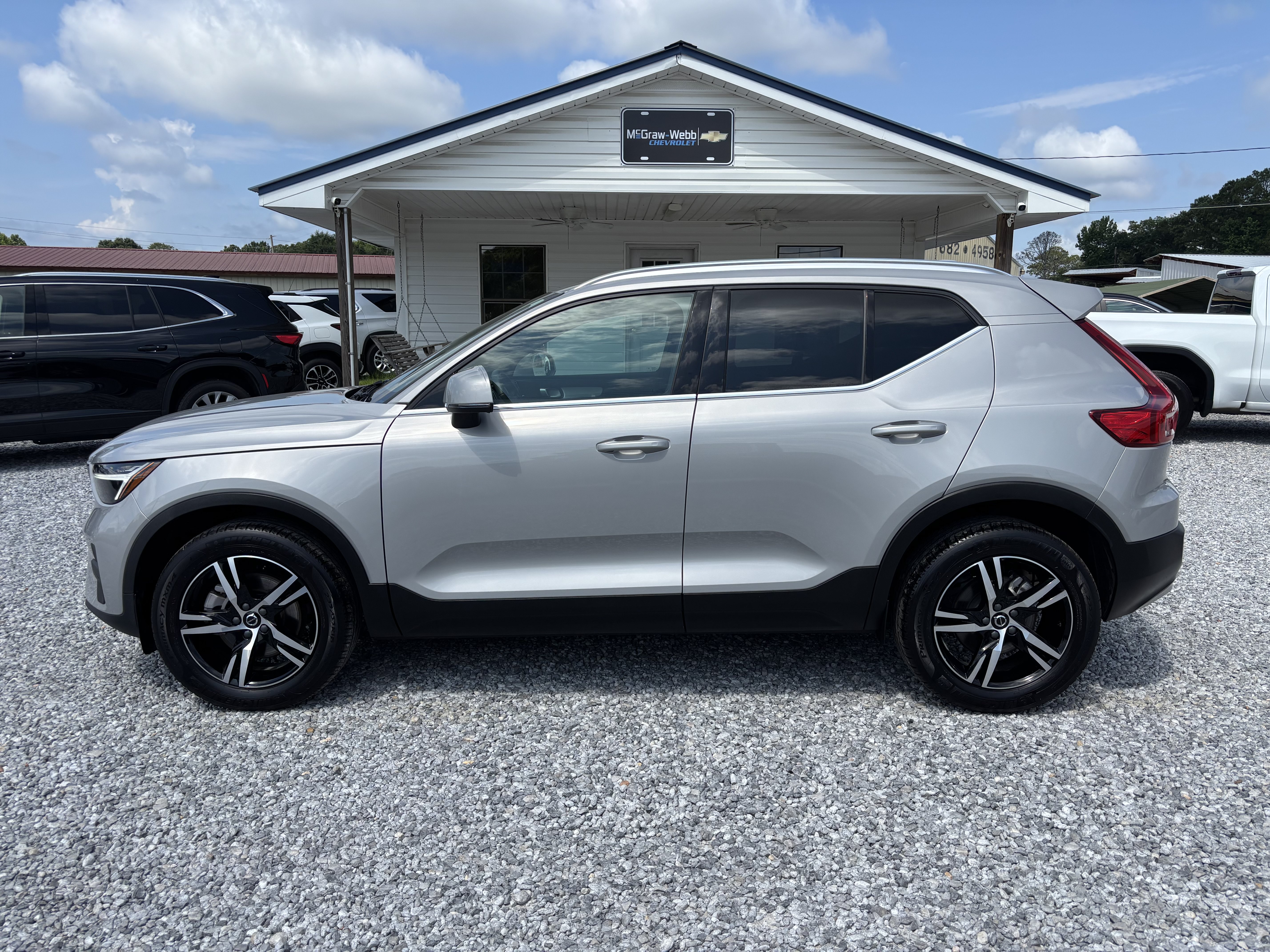 Used 2025 Volvo XC40 B5 Core AWD/4WD image 2