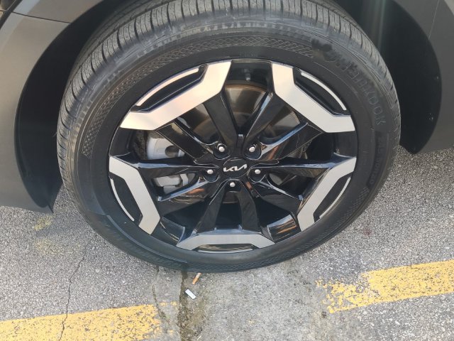 Used 2023 Kia Telluride EX FWD image 3