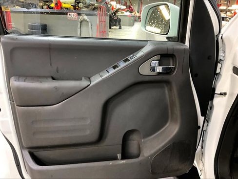 Used 2018 Nissan Frontier PRO-4X image 9