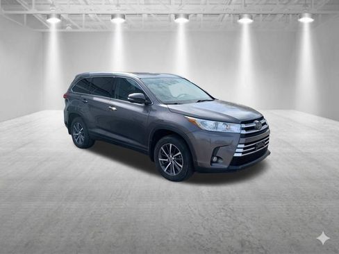 Used 2018 Toyota Highlander XLE AWD/4WD image 9