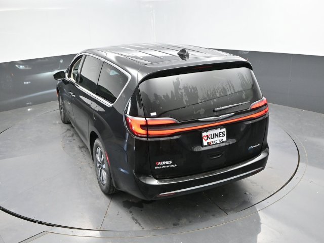 Used 2024 Chrysler Pacifica Limited FWD image 41
