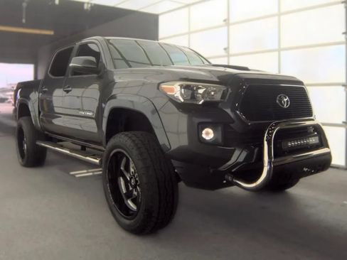 Used 2017 Toyota Tacoma TRD Sport w/ Tow Package RWD image 3