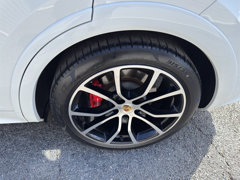 Used 2022 Porsche Cayenne GTS AWD/4WD image 13