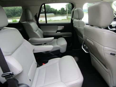 Used 2025 Ford Expedition Active AWD/4WD image 16