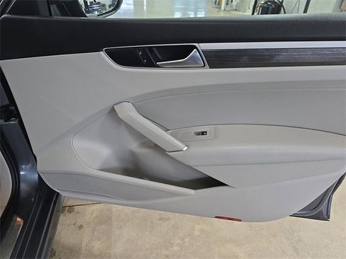 Used 2017 Volkswagen Passat 1.8T SE image 21