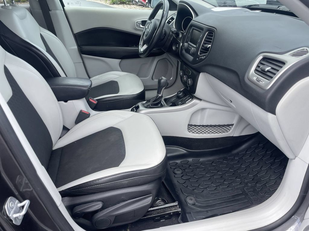 Used 2018 Jeep Compass Latitude AWD/4WD image 31