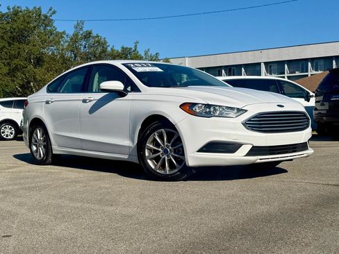 Used 2017 Ford Fusion SE w/ Fusion SE Technology Package FWD image 2