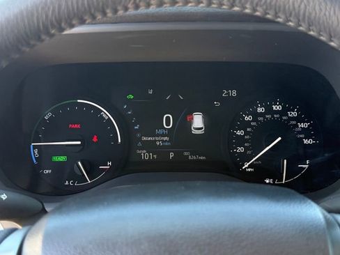 Used 2025 Toyota Sienna XLE FWD image 18