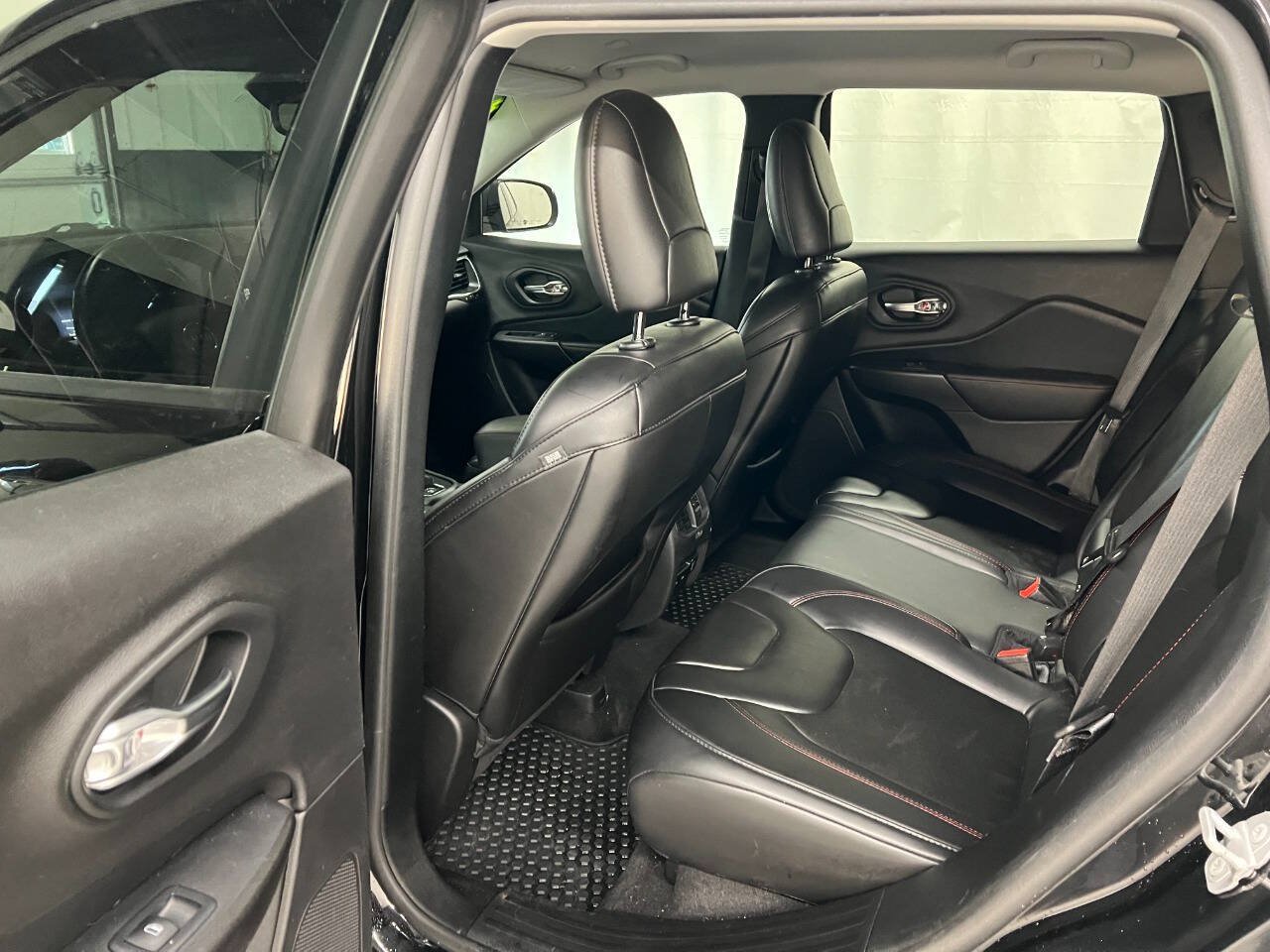 Used 2019 Jeep Cherokee Trailhawk w/ Comfort/Convenience Group AWD/4WD image 9