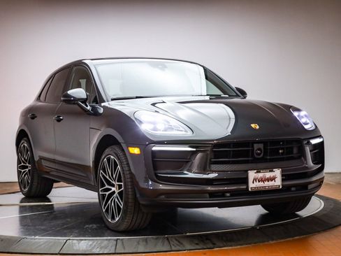 Certified 2025 Porsche Macan image 14