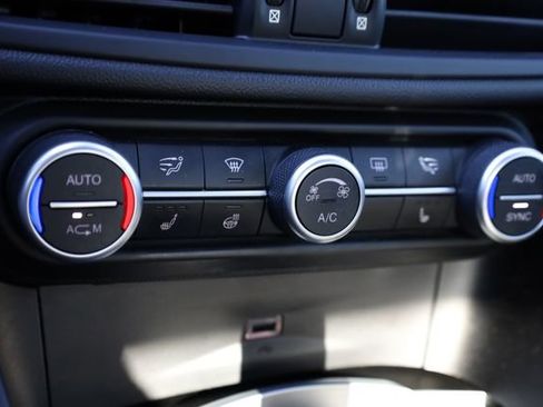 Used 2018 Alfa Romeo Giulia AWD image 19