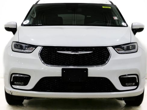 Used 2023 Chrysler Pacifica Touring-L FWD image 2