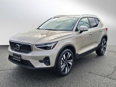 Used 2025 Volvo XC40 B5 Plus w/ Climate Package image 7
