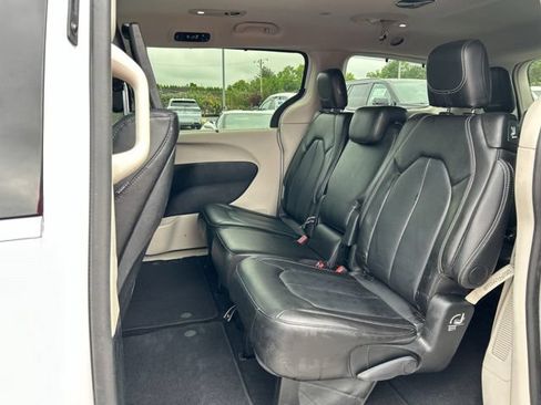 Used 2024 Chrysler Pacifica Touring-L w/ Uconnect Theater Family Group FWD image 18