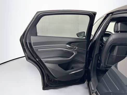 Used 2024 Audi Q8 e-tron Premium Plus w/ Premium Plus Package image 27