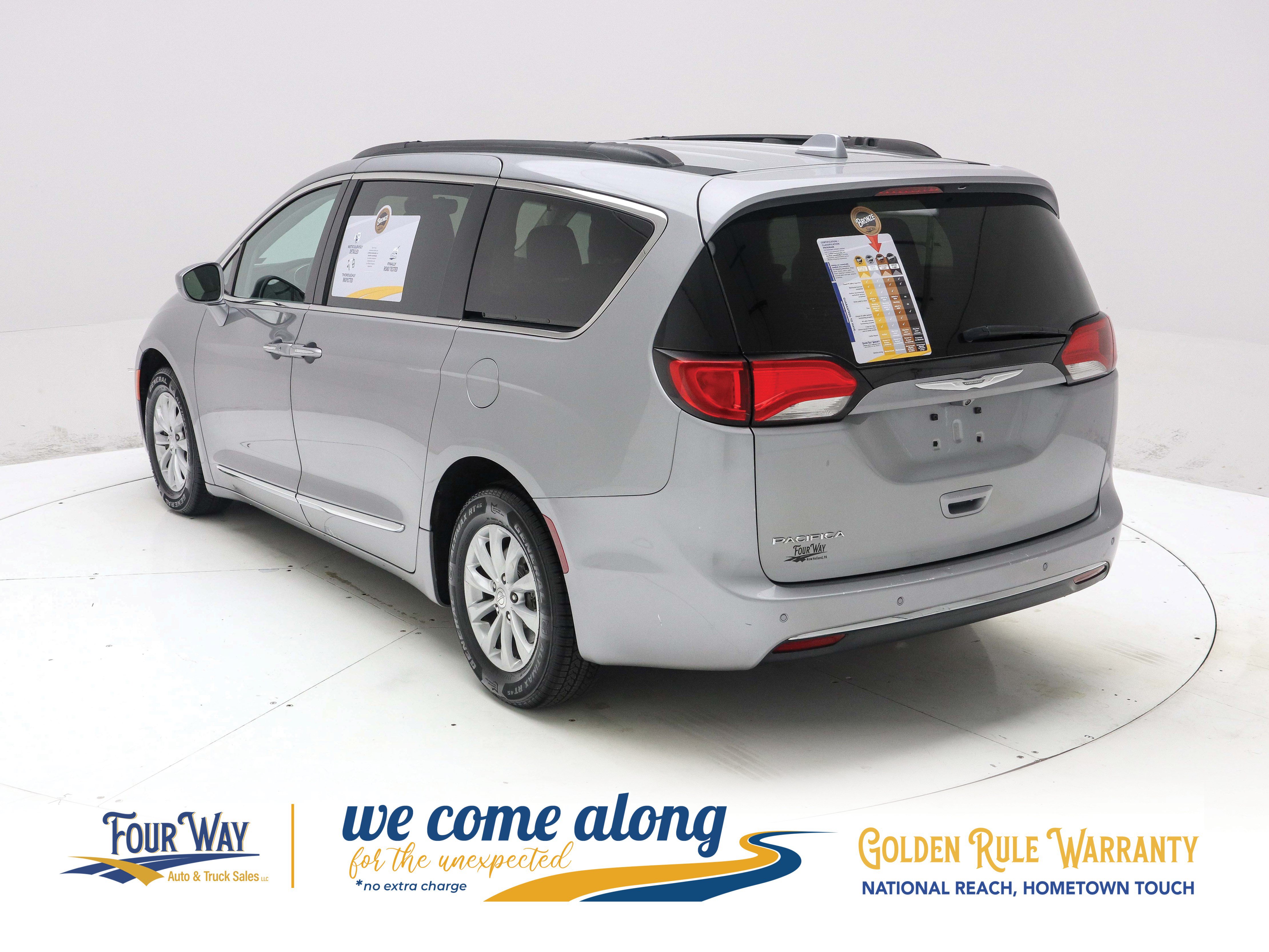 Used 2017 Chrysler Pacifica Touring-L FWD image 6