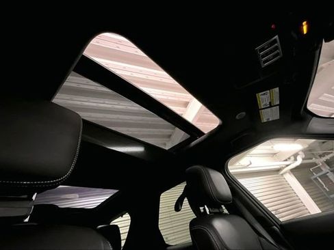 Certified 2025 Land Rover Discovery S image 30