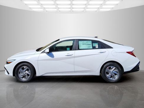 New 2026 Hyundai Elantra SE FWD image 4