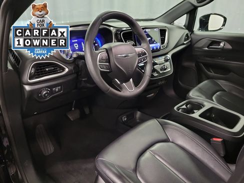 Used 2025 Chrysler Pacifica Select FWD image 16