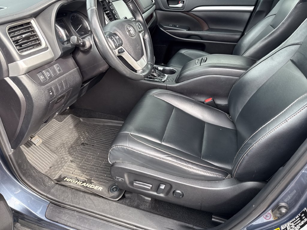 Used 2019 Toyota Highlander XLE AWD/4WD image 16