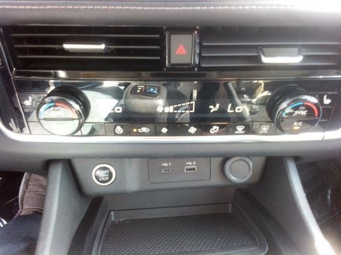 Used 2021 Nissan Rogue SV w/ Premium Package image 14