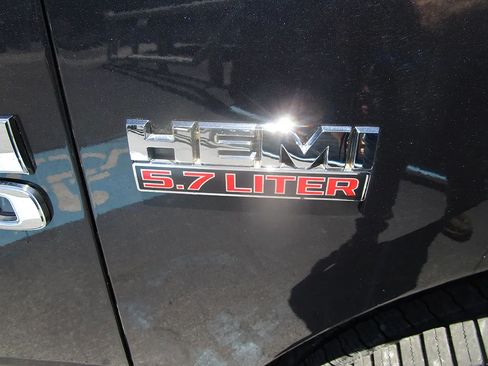Used 2017 RAM 1500 SLT AWD/4WD image 10