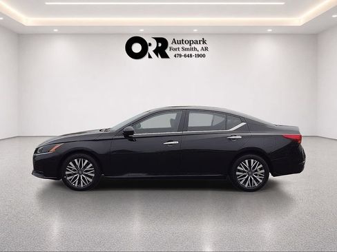 Used 2025 Nissan Altima 2.5 SV FWD image 3