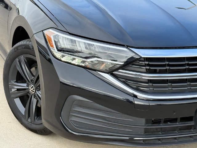 Used 2024 Volkswagen Jetta SE w/ Panoramic Sunroof Package FWD image 2
