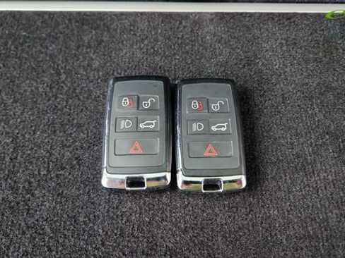 Used 2024 Land Rover Discovery Metropolitan Edition AWD/4WD image 68